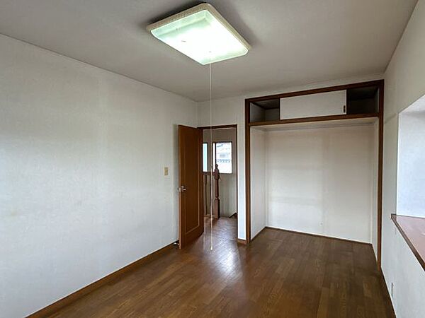 【2階洋室1】約6帖。収納があり荷物を整理しやすく、日常使いに適した洋室です。