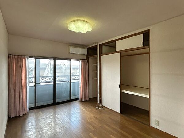 【2階洋室2】約6帖。収納があり荷物を整理しやすく、日常使いに適した使いやすい洋室です。