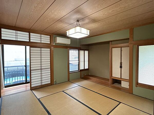 【1階和室1】約8帖。障子や床の間があり、和の雰囲気を感じながら過ごせる空間です。