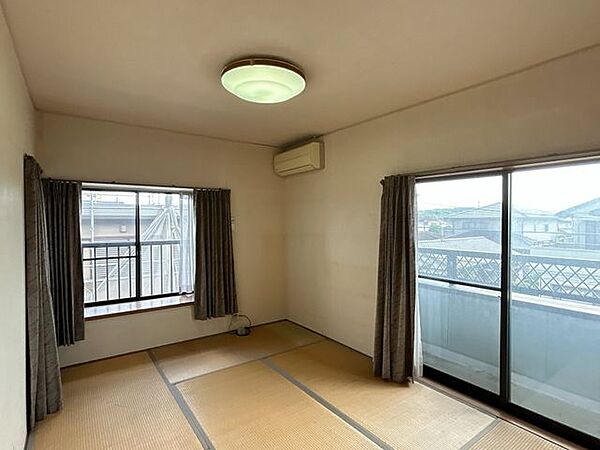 【2階和室3】約6帖。2面採光で明るく風通しが良く、南面バルコニーに面した使いやすい和室です。