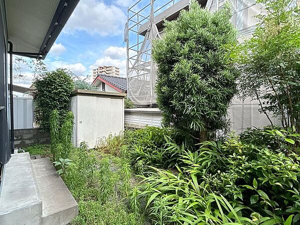 【庭】植栽があり、ガーデニングや外での時間を楽しめるスペースとして使えます。