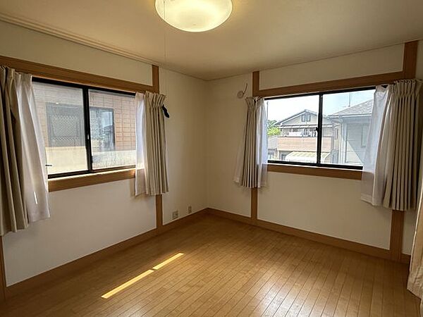 【2階洋室】2面採光の明るいお部屋で、日中も開放感を感じながら過ごせます。