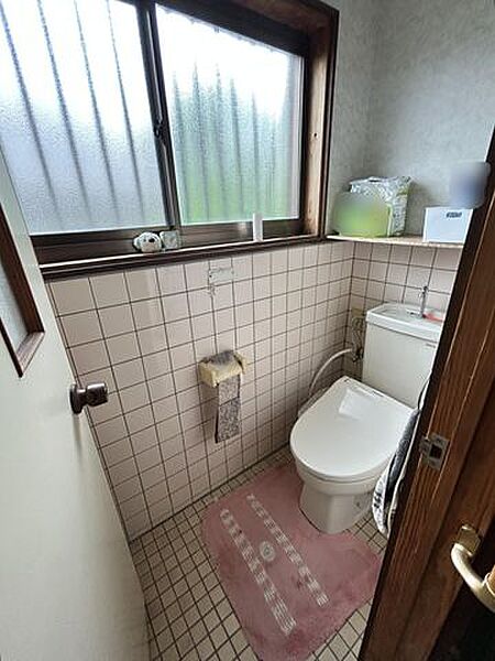 【トイレ】大きな窓から自然光が差し込み、明るく換気もしやすい空間です。