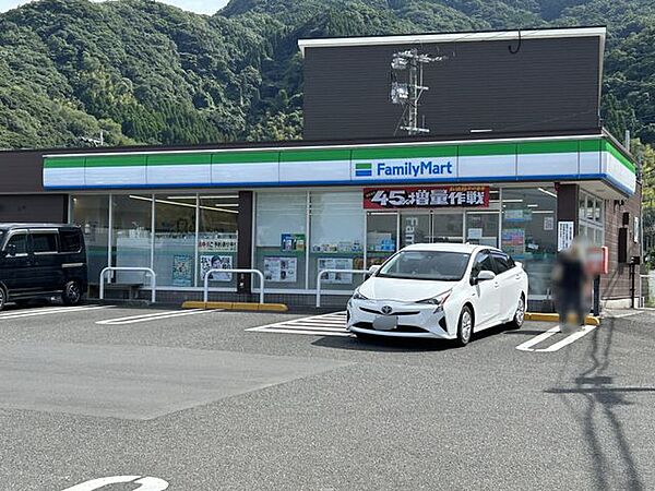 徒歩3分。ファミリーマート重富麓店 240m