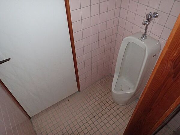 【トイレ】小便器が備わっており、来客時や家族が多いご家庭でも使いやすい空間です。