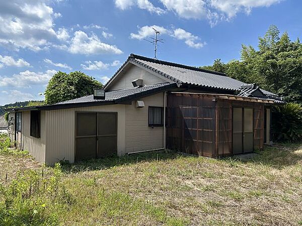 【外観】南側から見た外観。敷地1077.20平米（325.85坪）、建物96.39平米（29.15坪）です。