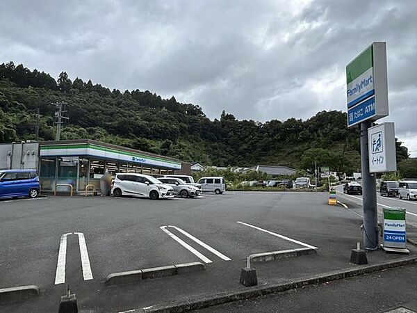 徒歩34分。ファミリーマート吉田宮之浦店 2700m