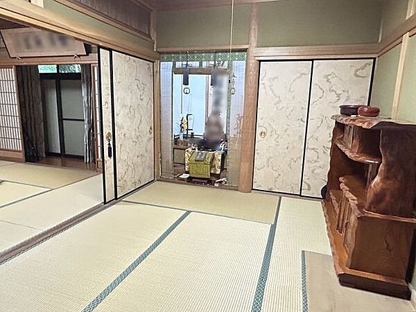 【和室】約6帖。襖で空間を仕切れる続き間の和室で、用途に合わせて使い分けが可能です。