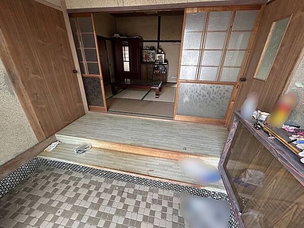 【玄関内観】タイル張りの広い土間から和室へ直接上がれ、来客を迎えて通しやすいつくりです。