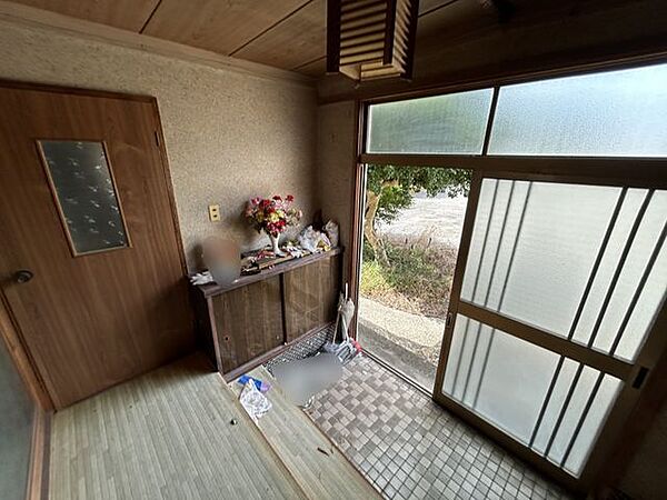 【玄関内観】ガラスの引き戸と上部の窓から光が入り、靴の脱ぎ履きもしやすい明るい玄関まわりです。