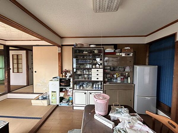 【ダイニングキッチン】約7帖。隣の和室とつながっており、配膳や片付けがしやすい間取りです。