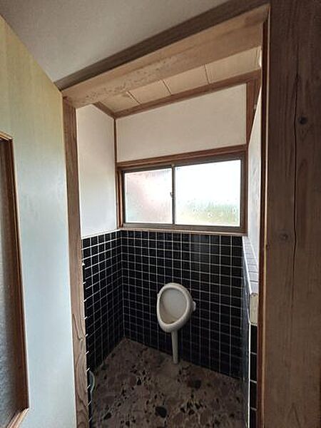【トイレ】男性用の小便器があり、窓から換気もできるので、来客の多い日も使いやすいトイレです。