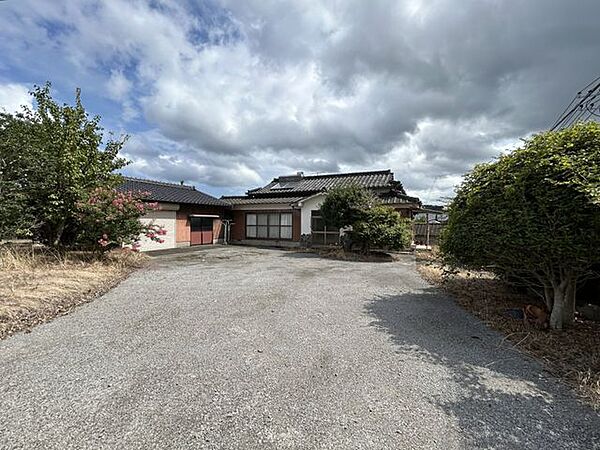【外観】砂利敷きの広いアプローチと庭木の緑があり、空を大きく見渡せる開放的な外まわりです。