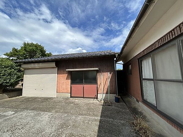 【外観】シャッター付きの付属建物があり、DIYの作業やアウトドア用品の収納など趣味に使えます。