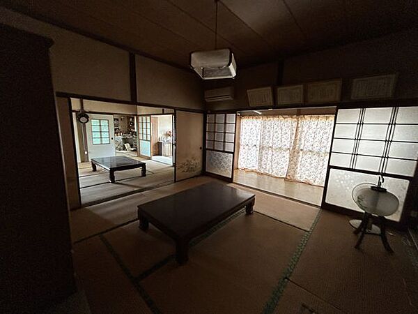 【南西和室】約8帖。隣の和室や広縁とひと続きに開け、のびのびとした広がりを感じられます。