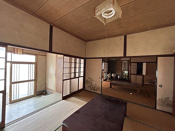 【中央和室】約6帖。襖を開けると隣の和室と続き間になり、親族が集まる日もゆったり過ごせます。