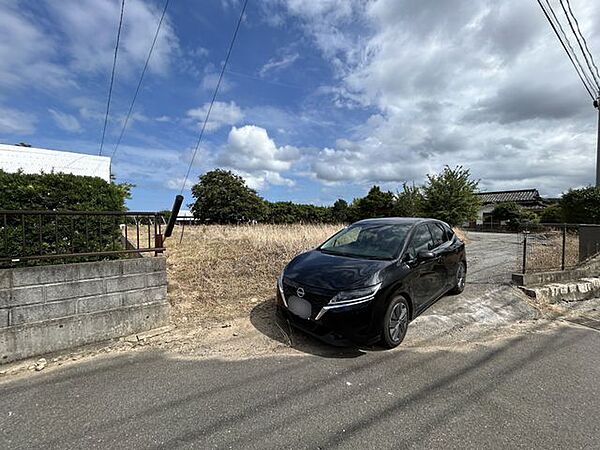 【前面道路】南側から撮影。南東側公道の幅員約3.5m。