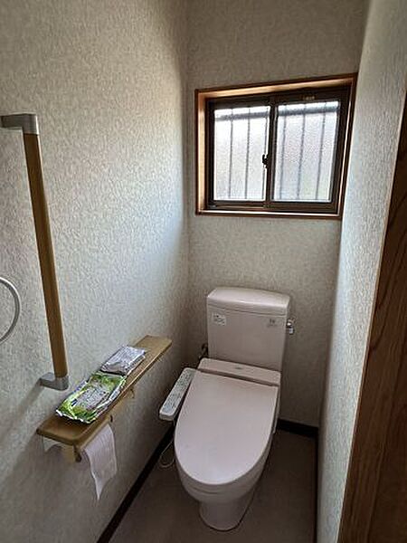 【トイレ】温水洗浄便座付きのトイレです。