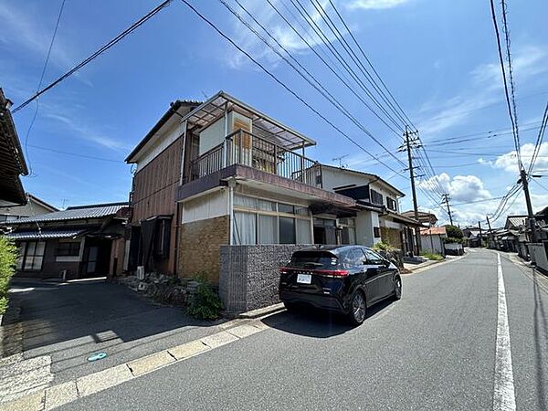 【外観】南西側から見た外観。敷地135.95m2（41.12坪）、建物136.54m2（41.3坪）です。