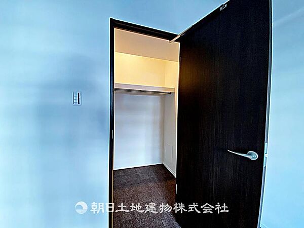 収納豊富なウォークインクローゼットです。たくさんの荷物もスッキリ収納できますね。