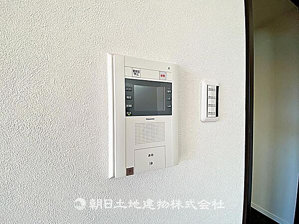 来客時に便利なＴＶモニター付インターホンですのでセキュリティ面で心配ありませんね。