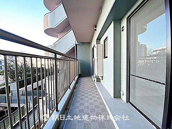 広いバルコニーからたっぷりの光をうけたお布団やシーツから太陽のにおいが感じられます。