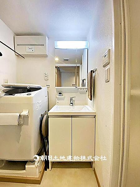 清潔感溢れるスタイリッシュなデザインの洗面化粧台
