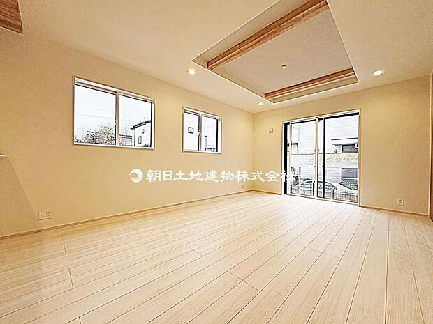 明るい陽光が注ぎ、寛ぎの雰囲気に満たされるリビング・ダイニング