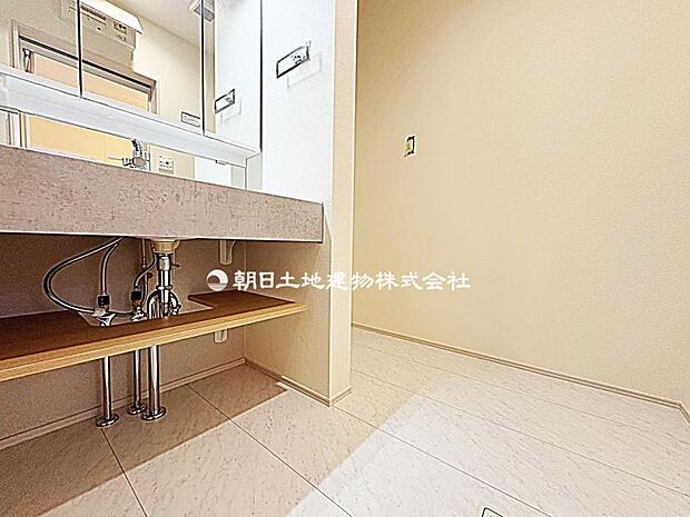 洗面台横にランドリーコーナーもゆったり。