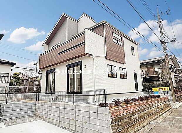 シンプルモダンな外観が特徴。お友達が遊びに来た時も自慢できる邸宅ですね。