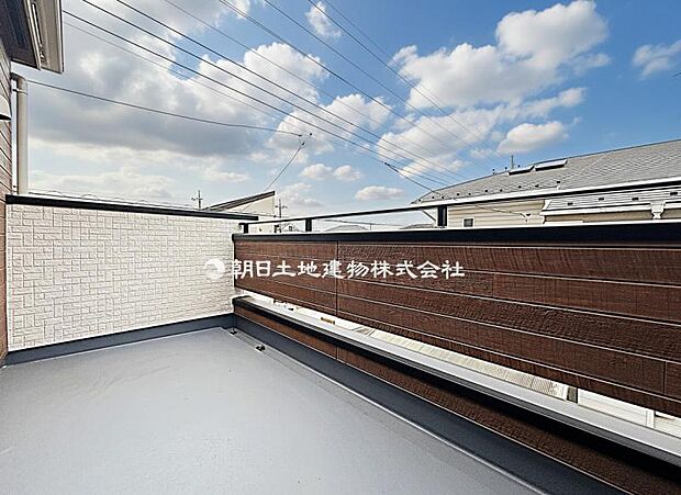 広いバルコニーからたっぷりの光をうけたお布団やシーツから太陽のにおいが感じられます。