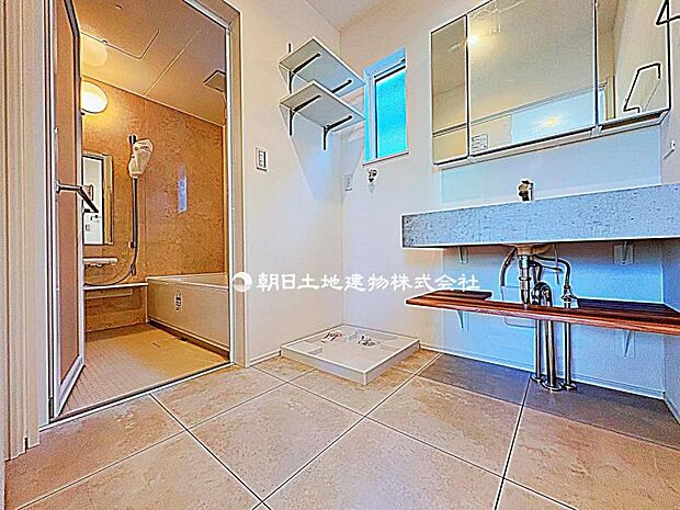 洗面台横にランドリーコーナーもゆったり。