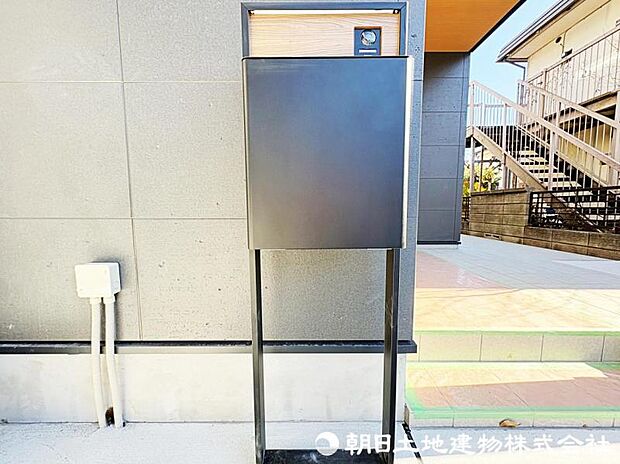 【設備】ポストとインターホンが一体となった機能門柱。不在時に嬉しい宅配ボックス付きです