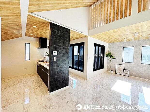 【リビング】家族が集まるリビングは明るく開放感のある空間です