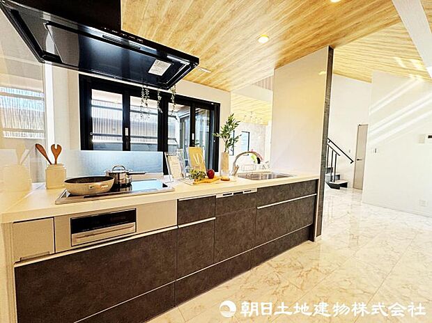 【キッチン】キッチンは人気の対面式キッチンです。お料理をしながらご家族との会話も楽しめますね