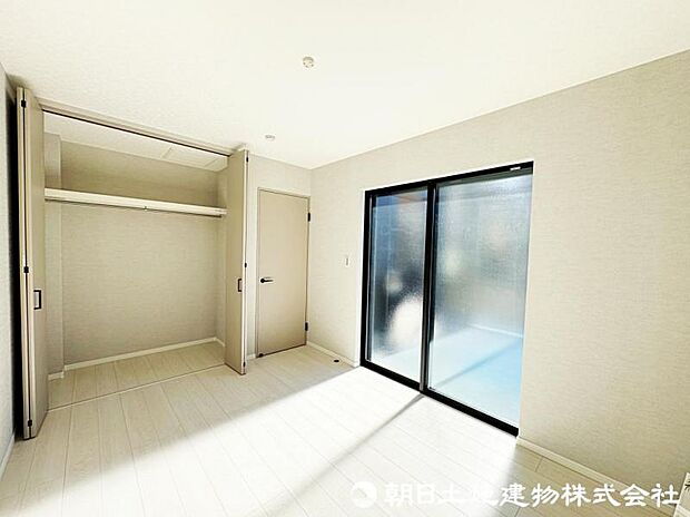 【洋室】大きな窓からたっぷりと陽光が注がれる明るいお部屋です