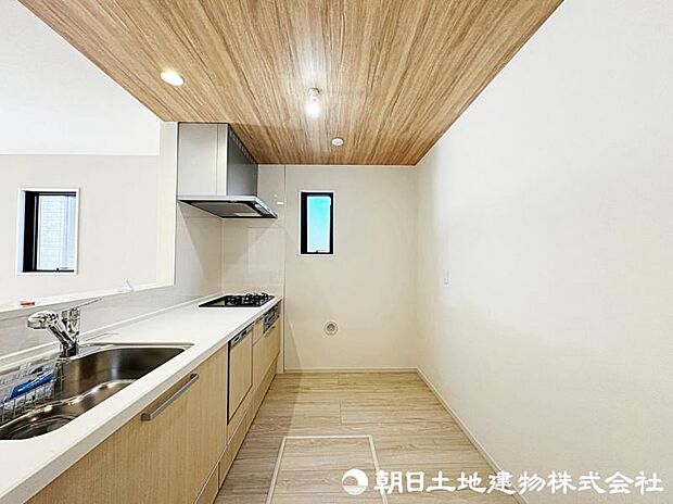 キッチンは広く、作業スペースにゆとりがあります。