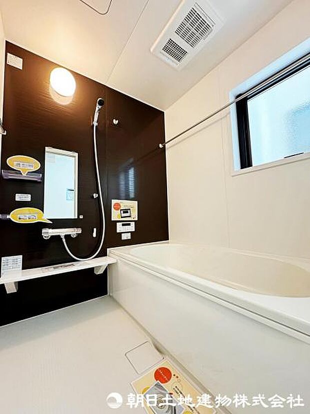 温かさを保つ浴槽など機能的で清潔感溢れる浴室。快適・清潔な空間で心も体もオフになる時間を楽しんでみませんか。