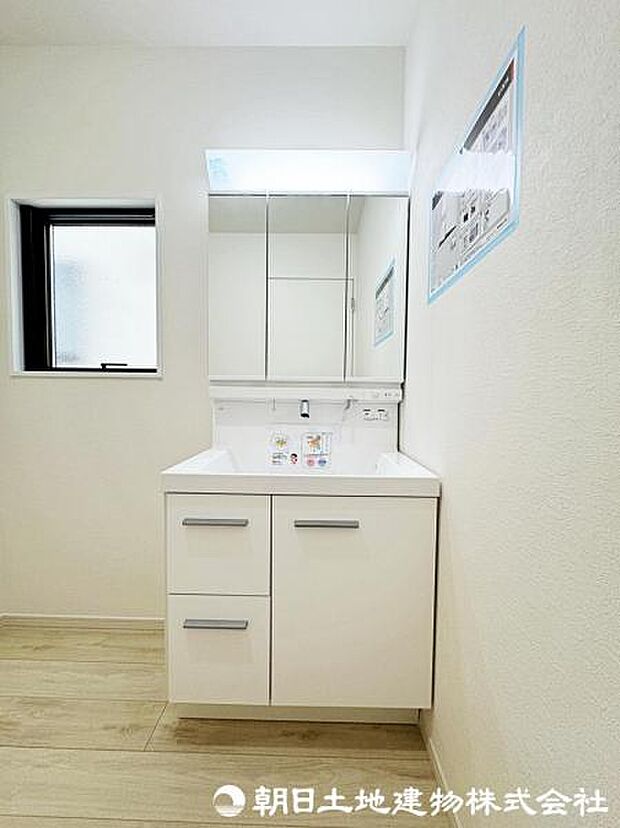 収納力と機能性に優れ、お手入れラクラク三面鏡洗面化粧台です。朝の身だしなみもバッチリですね。