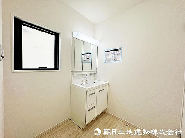 ゆとりのある洗面室は混み合う朝の時間を快適にしてくれます。