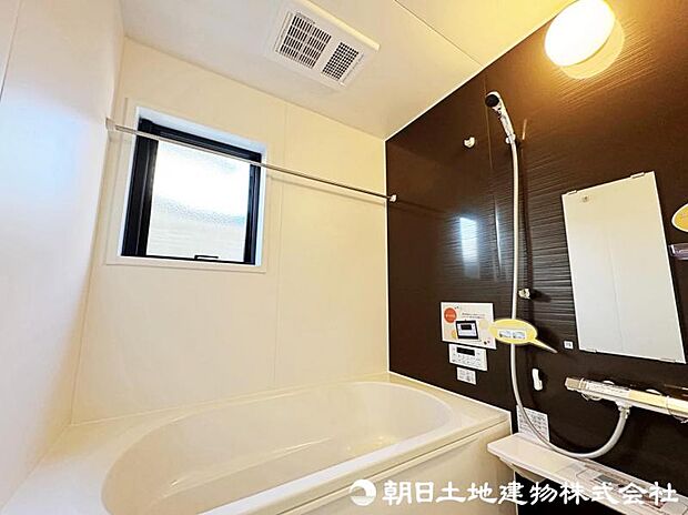 温かさを保つ浴槽など機能的で清潔感溢れる浴室。快適・清潔な空間で心も体もオフになる時間を楽しんでみませんか。