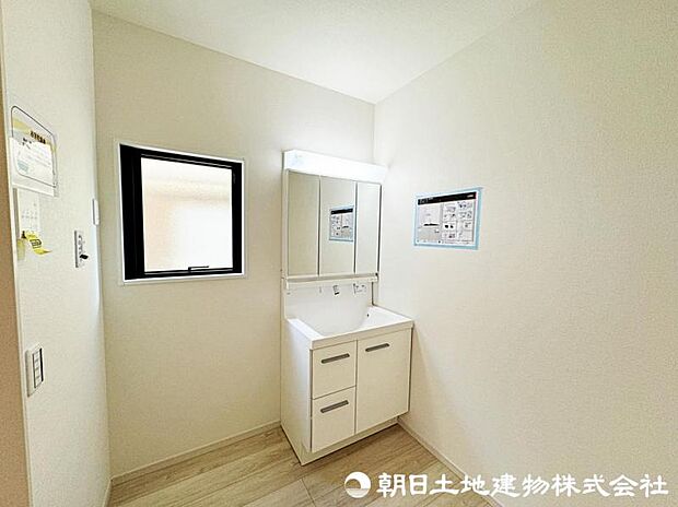 ゆとりのある洗面室は混み合う朝の時間を快適にしてくれます。