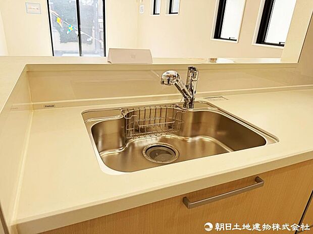 浄水器付きでいつでもおいしい水を手軽に使えます。飲み水やお料理にも安心ですね。