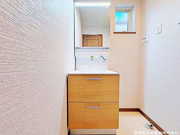 清潔感溢れるスタイリッシュなデザインの洗面化粧台。