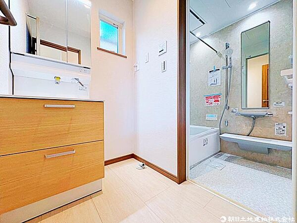 お子さまの手洗いや身支度もスムーズに行える、使い勝手の良い洗面スペースです。