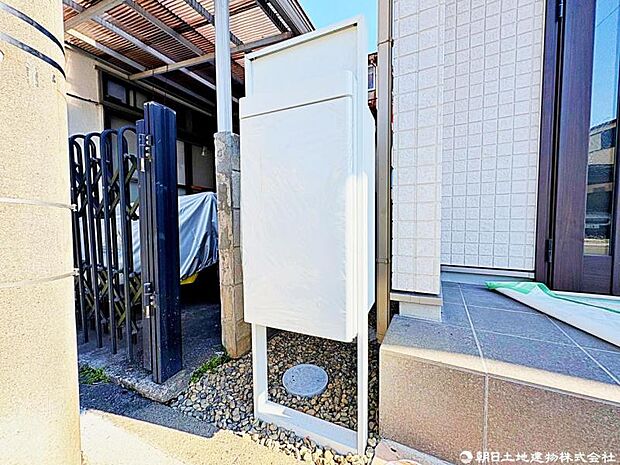 スタイリッシュな郵便ポスト。