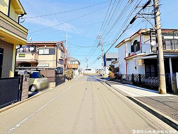 閑静な住宅地の前面道路です。車の通りも少ないのでお子様がいても安心ですね。