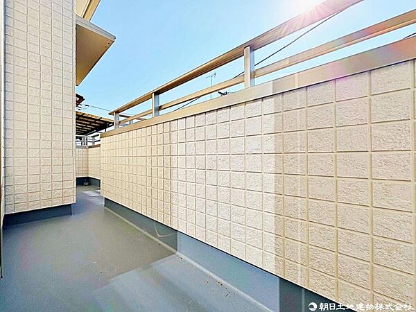 明るく開放的なバルコニーは、快適な暮らしに欠かせない便利なスペースです。