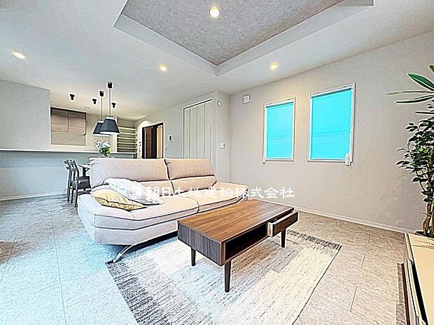 18.5帖の広いLDKは家族のだんらんはもちろん、お子様のリビング学習にもぴったり。(家具等はCGです)