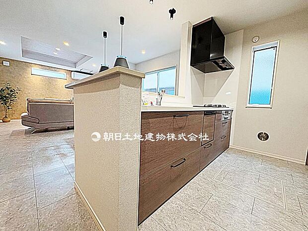 キッチンは人気の対面式キッチンです。お料理をしながらご家族との会話も楽しめますね。